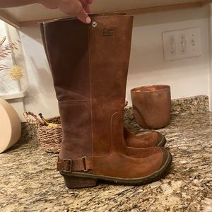 Beautiful size 7.5 waterproof Sorel leather boots